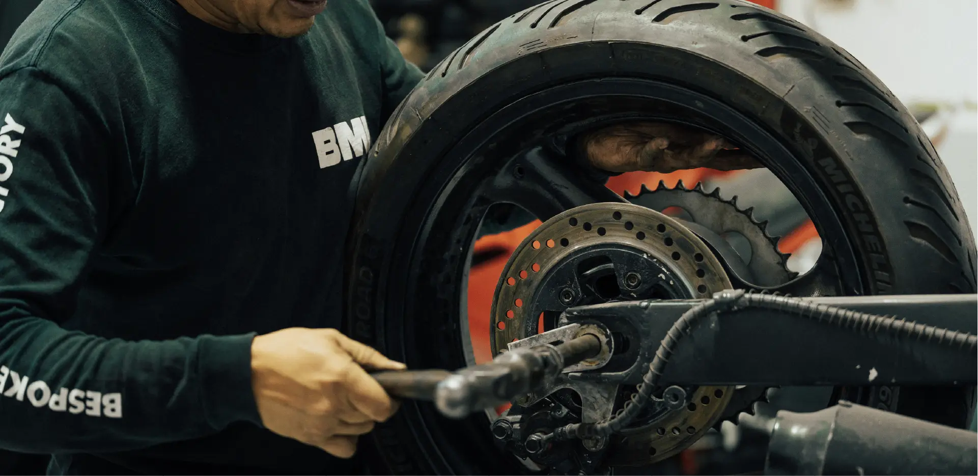 Mecánico de BMF trabajando en una motocicleta